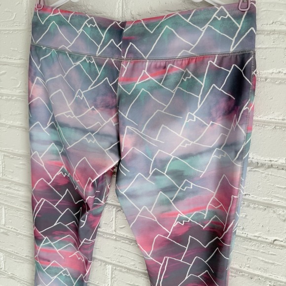 Women's Mossimo Cropped Leggings Size Large Colorful Pastel Mountain Print - Picture 6 of 6